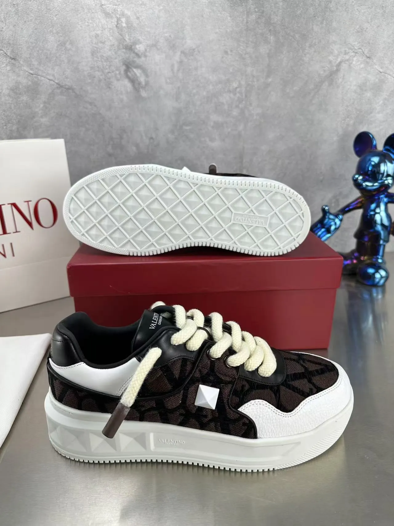 👟👟Ex-factory price 640👟👟 🔺Valentino🔺Valentino new casual shoes 2023 latest model hot style for catwalk couples, thick shoelaces, the same style as Elsa Hosk, Zhang Yixing, Guan Xiaotong and many other stars 🔥 Top version + lasting process, full oil edge on the upper. Fabric: Customized cowhide + cowhide lining with breathable mesh. Outsole: original molded TPU thickened outsole. Size for women is 35-40. Men’s size is 39-45.